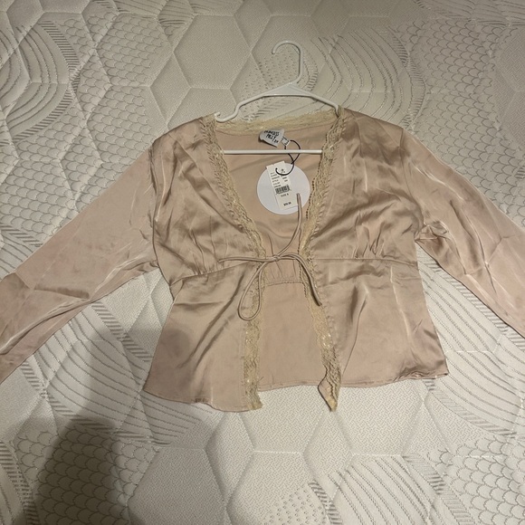 Elegant Beige Long Sleeve Blouse - Picture 1 of 4
